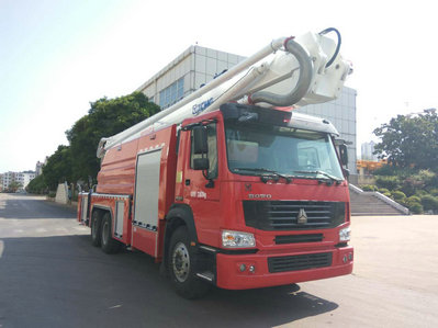 重汽豪沃后雙橋32米舉高噴射消防車(chē)